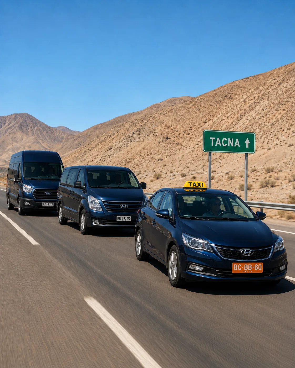 Taxi, mini van y van de Taxi Morro circulando por la carretera desde Arica hacia Tacna.